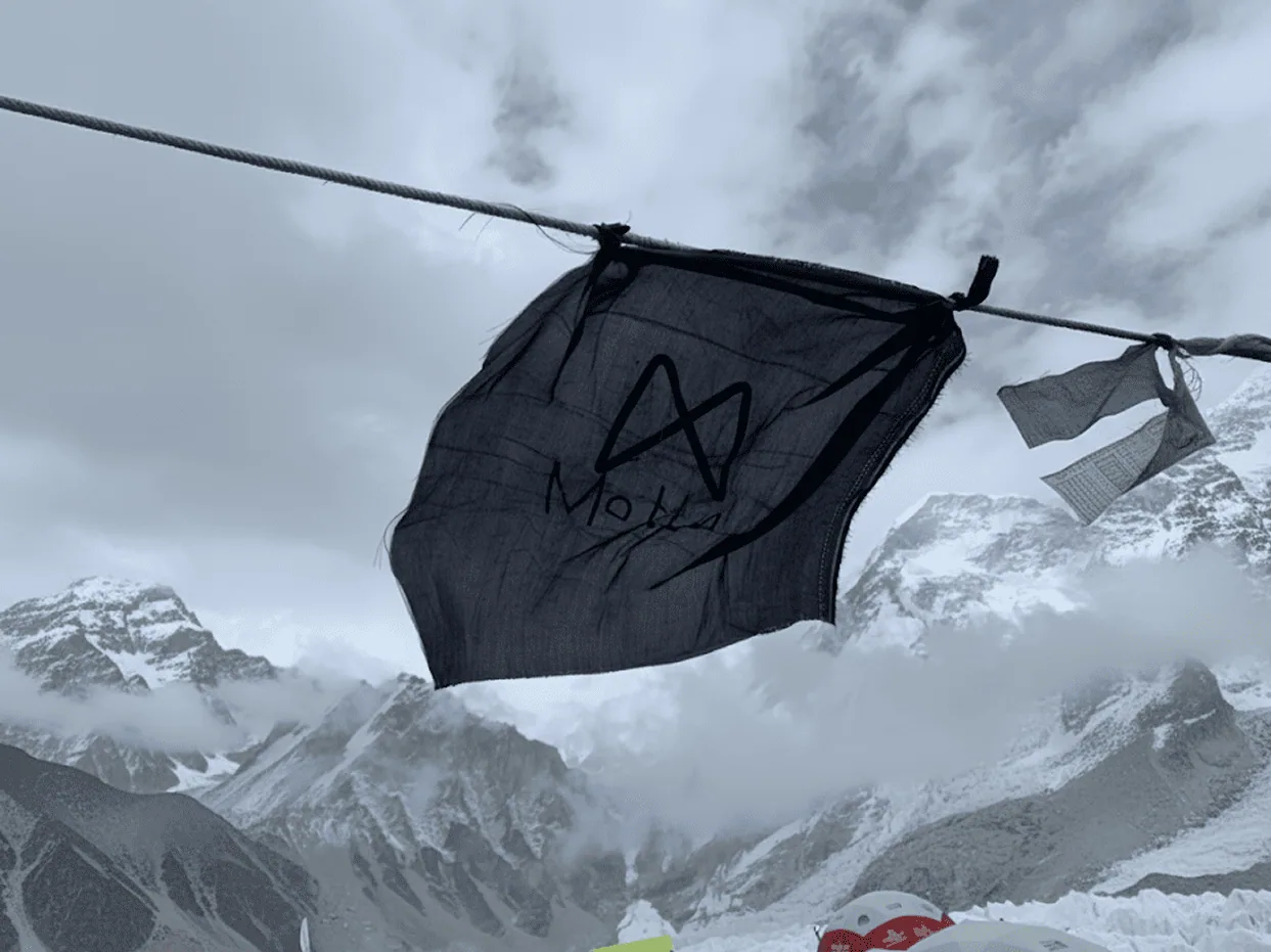 Bandeira da Mottu no topo de uma montanha